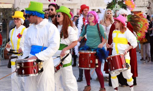 Karnevalsko ludilo traje i u Splitu: Maskirana povorka ide do Prokurativa