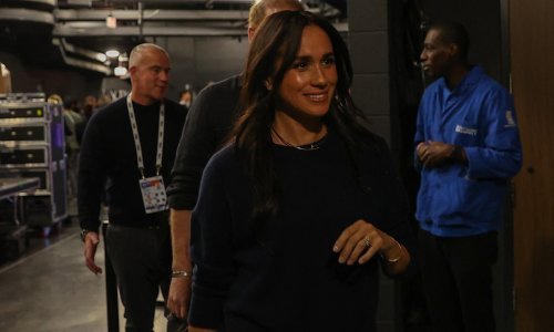 Izgleda kao milijun dolara, a nosi ono što svi imamo: Dobre traperice i jedan detalj su sve što vam treba