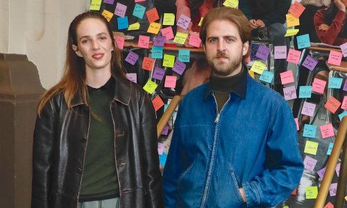 Kao iz filma: Zvijezda 'Stranger Thingsa' očarala u raskošnoj vjenčanici s retro vibrom