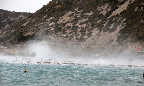 Jak vjetar i opasnost od odrona: Zabrana prometa na dijelu Jadranske magistrale