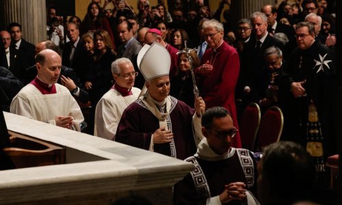 Papa posipao pepeo po vjernicima: Žalim zbog svijeta u plamenu