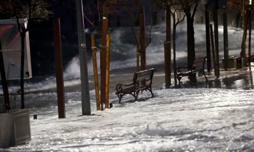 Olujno jugo opet radi probleme: Izlilo se more u Kaštel Novom, mještani dižu brane