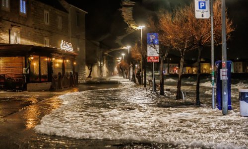 Olujno jugo opet radi probleme: Izlilo se more u Kaštelima, mještani dižu brane