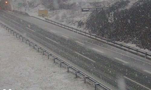 Upaljen meteoalarm! Snijeg pada diljem zemlje, a bit će i pljuskova i olujne bure