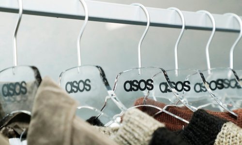 Suosnivač modnog giganta Asos preminuo nakon pada s nebodera