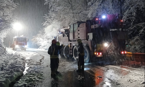 Austrija zatrpana pod snijegom: Mlad čovjek poginuo pod ralicom, tisuće su bez struje
