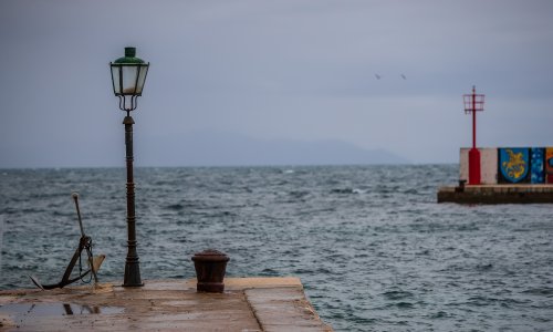 Crnogorski trajekt pokvario se kod Hvara, uspješno prepraćen do otoka