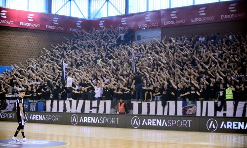 Kaos u Nišu: Grobari uzrokovali prekid utakmice Partizana, letjeli upaljači