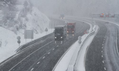 Zimski uvjeti u Lici, a zbog vjetra vrijede ograničenja za neke skupine vozila