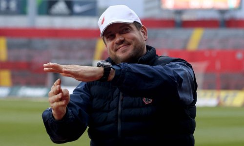 Jedna od bizarnijh presica u srpskom nogometu. Najkontroverzniji trener držao monolog o rakijicama, restoranima...