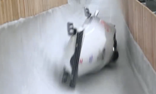 Nova drama na Igrama! Austrijski bob se prevrnuo pri 110 km/h, član posade završio u bolnici