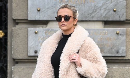 Lekcija iz stila na špici: Dama u upečatljivom kaputu privukla svu pozornost