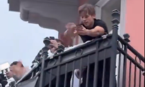 Kaos u centru Beča: S balkona bacio 10.000 eura, gomila jurila za njima