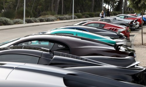 Kaos na parkingu kod splitskog groblja: Luksuzni auti divljaju, turiraju i pale gume