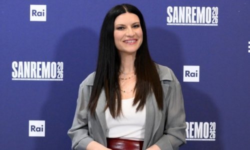 Elegancija s dozom odvažnosti: Lijepa Talijanka u trendi kožnoj suknji ukrala show