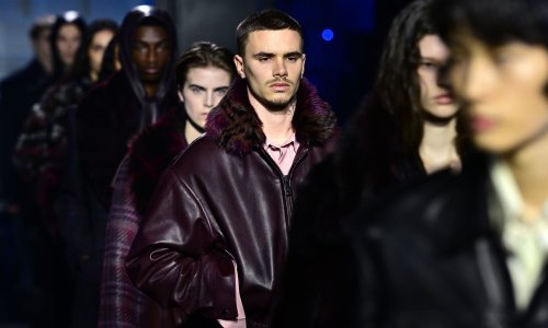 Osvojio je modni svijet: Mladi Beckham prošetao pistom i ukrao show