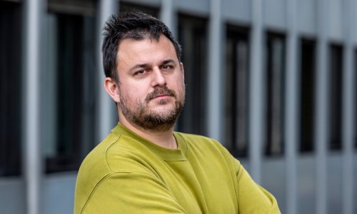 Zaboravite 'strogo' lice iz 'Potjere': Dean Kotiga u čarapama šeta jednom od najpoznatijih svjetskih plaža