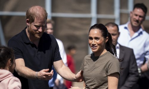 Meghan Markle kakvu još niste vidjeli: U ovako izgužvanim hlačama rijetki bi izašli, a kamoli se fotkali