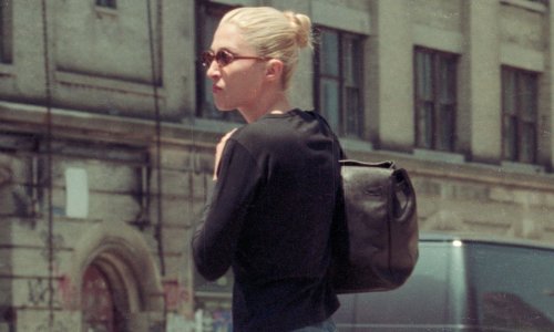 Serija o Kennedyjevima pokrenula stari trend, a traperice Carolyn Bessette sad svi žele