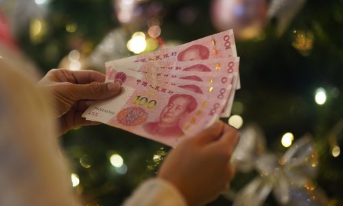 VIDEO Tvrtka podijelila 26 milijuna dolara bonusa, zaposlenici grabili novac sa stolova