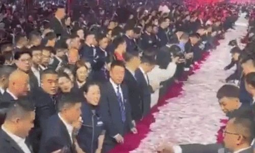 VIDEO Tvrtka podijelila 26 milijuna dolara bonusa, zaposlenici grabili novac sa stolova