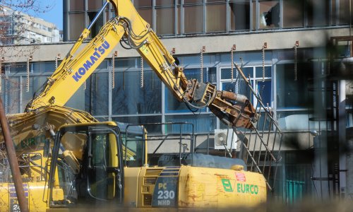 FOTO, VIDEO: Krenuli radovi na rušenju Vjesnika, pogledajte bagere u akciji