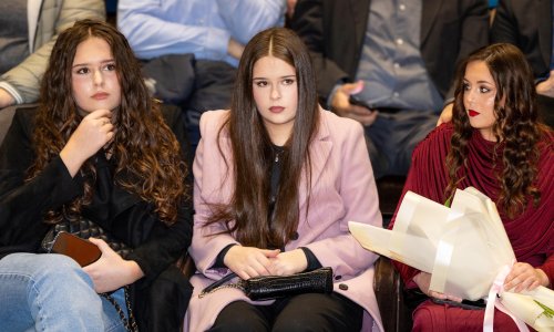 Thompsonove kćeri i supruga zablistale na premijeri filma u Splitu: Prvi javni izlazak blizanki