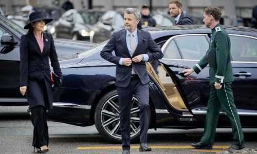 Skromna kraljica ponovno reciklira, a omiljeni top u hit nijansi je klasik nad klasicima