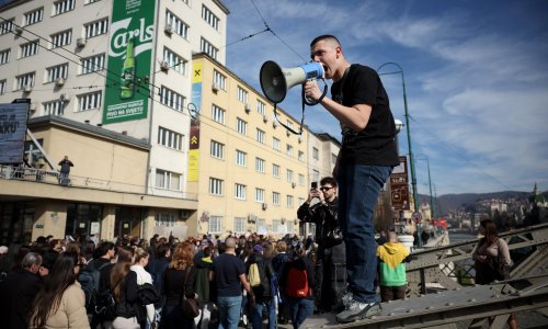 Stotinjak ljudi prosvjedovalo u Sarajevu: 'Djeca koju je ubio sistem'