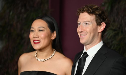 Mark Zuckerberg poput Jeffa Bezosa: Iznenadio pojavom na reviji, ali i modnim zaokretom