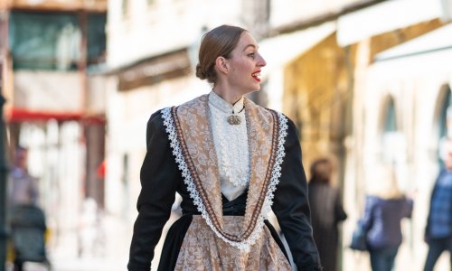 Umjesto dizajnerskih komada odabrala tradiciju: Djevojka u nošnji zvijezda je dubrovačke špice