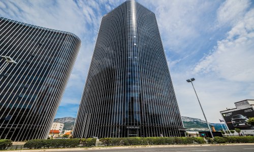 U Splitu padobranom skočio s najvišeg nebodera u Hrvatskoj, pao je na automobil