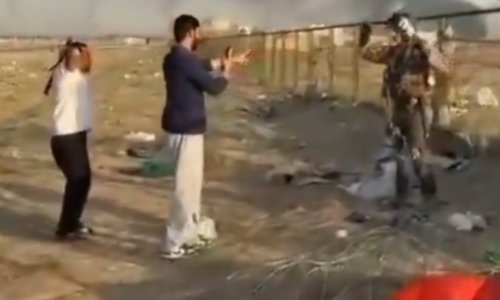 VIDEO Prvo ga srušili, a onda umalo istukli: Metalnom cijevi na američkog pilota