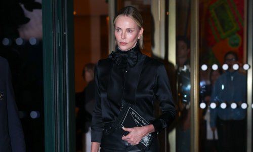 Večernji i dnevni stajling Charlize Theron: Ovo je modna lekcija za žene nakon 40-e koje vole naglasiti noge