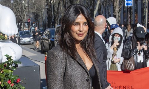 Lepršava suknja koja ne širi figuru: modna lekcija Priyanke Chopre za žene nakon 40-e