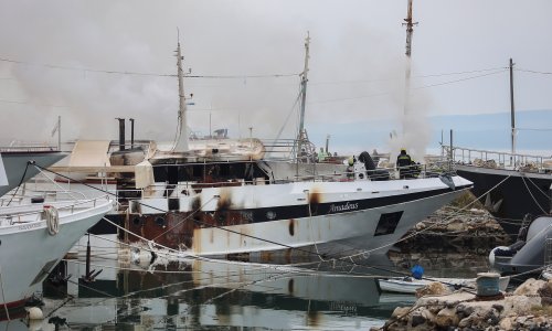 Još se gasi požar broda u Omišu, pazi se da gorivo ne iscuri u more