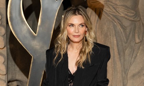 Uoči 68. rođendana Michelle Pfeiffer plijenila pažnju u odijelu ispod kojeg je provirivao čipkasti grudnjak