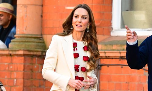 Kate Middleton spremna je za proljeće: Besprijekoran stajling ukrasila vijencima od ruža