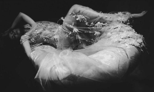 Zrinka Cvitešić u reggae spotu glumi Rolanu