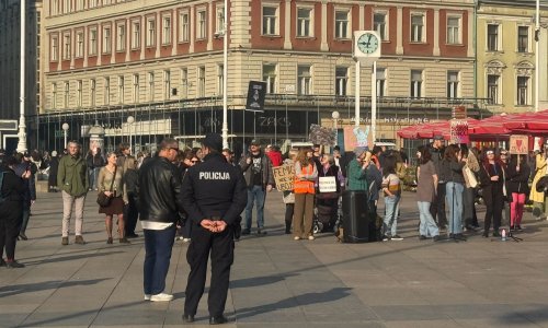 FOTO/VIDEO Molitelji se opet okupili na glavnom trgu u Zagrebu, stigli i prosvjednici