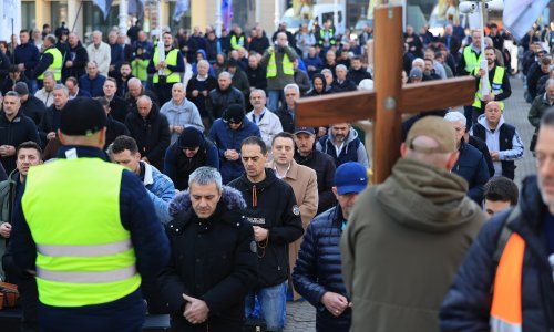 FOTO/VIDEO Molitelji se opet okupili na glavnom trgu u Zagrebu, pridružile im se i žene