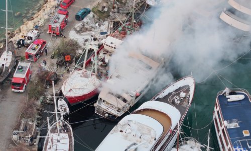 FOTO Objavljene fotografije posljedica požara u luci kod Omiša: 'I dalje smo na terenu'