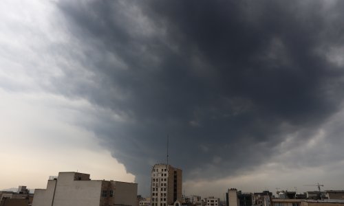 Nebo se zamračilo nad Teheranom nakon izraelskog bombardiranja naftnih skladišta