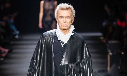 Billy Idol u 70. godini ukrao show: Modnom pistom prošetao u kožnom ogrtaču