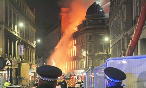 Ogroman požar u Glasgowu: Vatra gori više od 12 sati, željeznički promet u prekidu