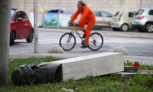 Osuđen Imoćanin koji je pijan srušio spomenik Radi Končaru: Slomio je nogu sam sebi