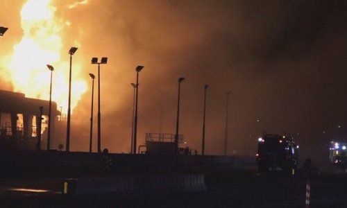 Objavljene snimke: Golemi požar u bahreinskom skladištu goriva nakon napada dronom