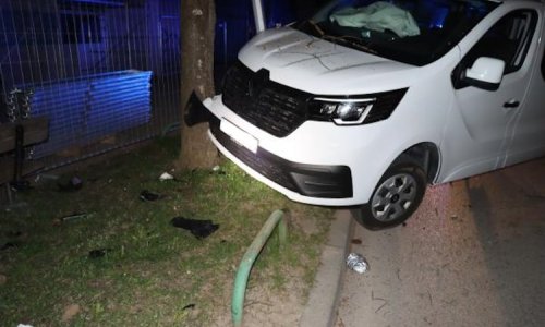 Pijan i bez vozačke jurio Zagrebom pa se zabio u ogradu i stup, završio u zatvoru