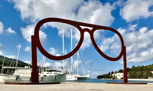 Vela Luka očima Olivera: Umjetnička instalacija u čast glazbenoj legendi