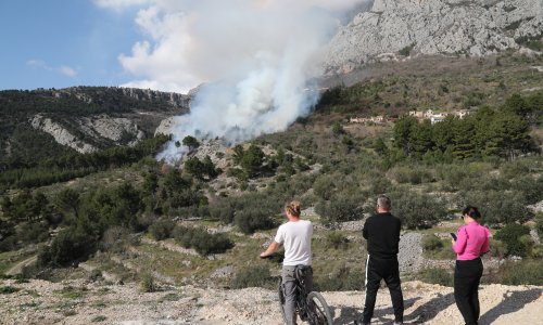 Buknuo opasan požar iznad Makarske, u gašenje se uključio kanader